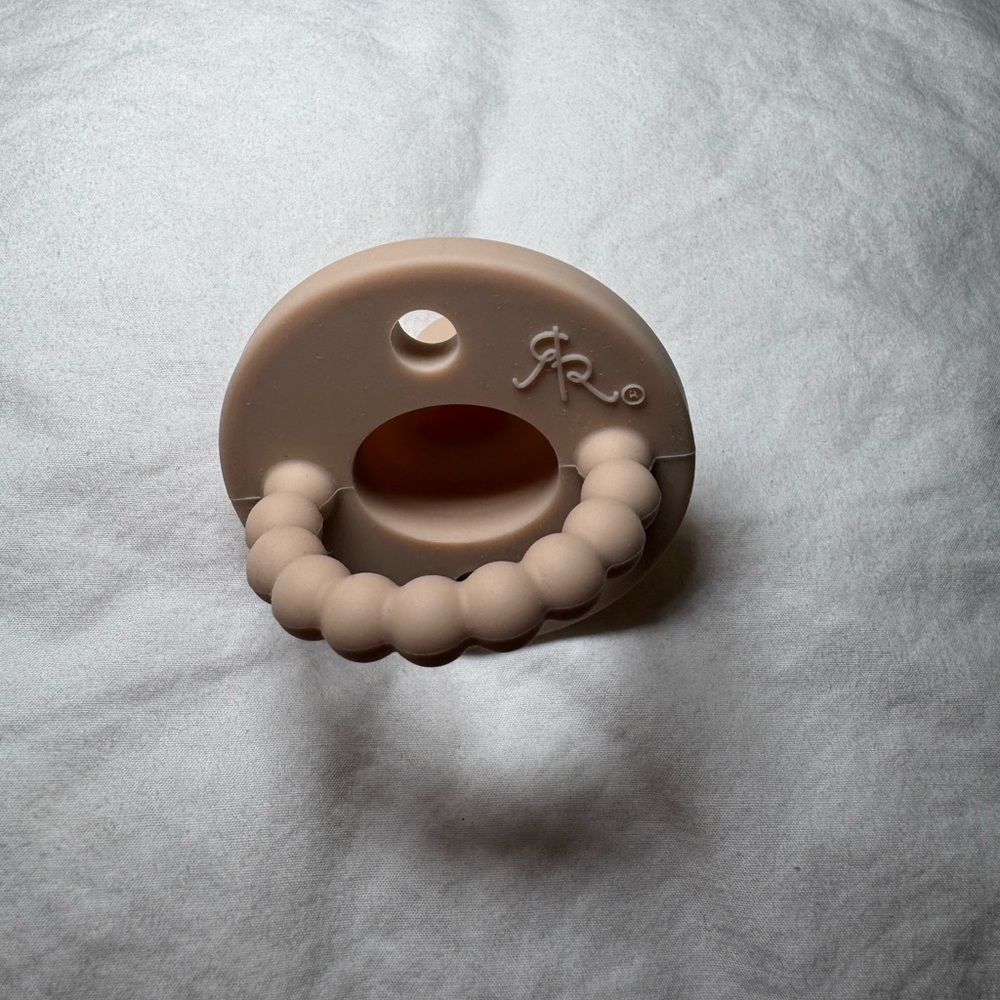 Ryan & Rose Tan Flat (0m+) Pacifier - Picture 2 of 4